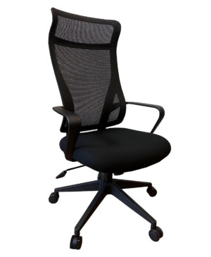 La silla de oficina gris está en la habitación.